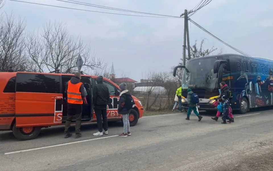 Normálně v něm jezdí hokejisté. Teď tygří autobus přivezl padesát uprchlíků z Ukrajiny