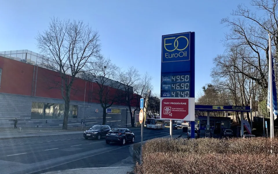Nejdražší benzín je v Libereckém kraji. Ceny stále rostou, podle ekonomů může stát přes 55 korun