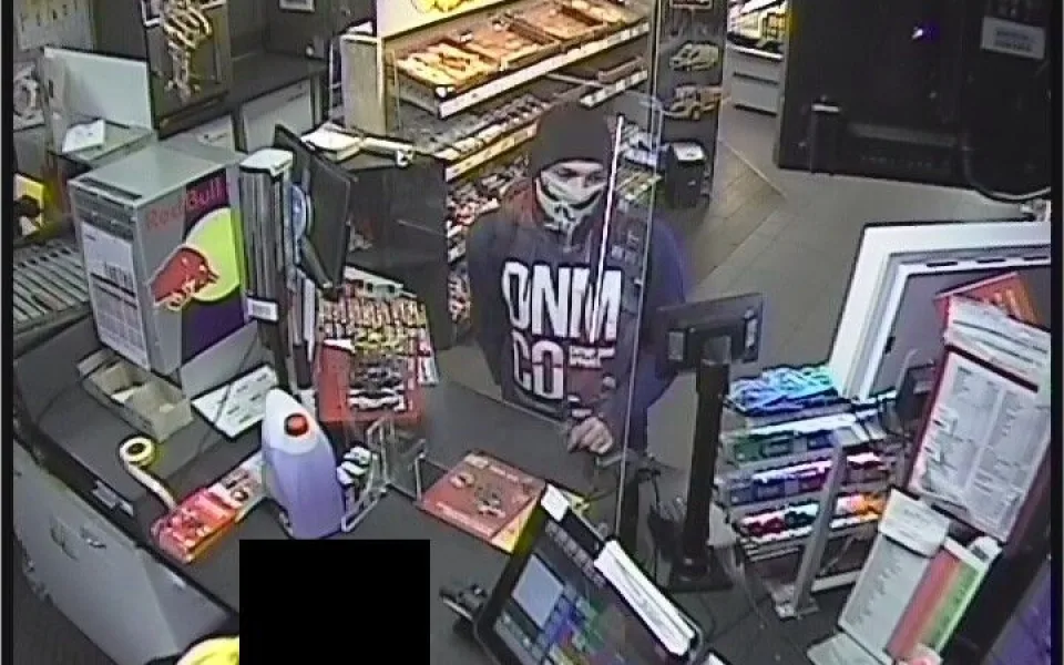 Policie hledá muže, který platil cizí kartou. Zveřejnila fotografii