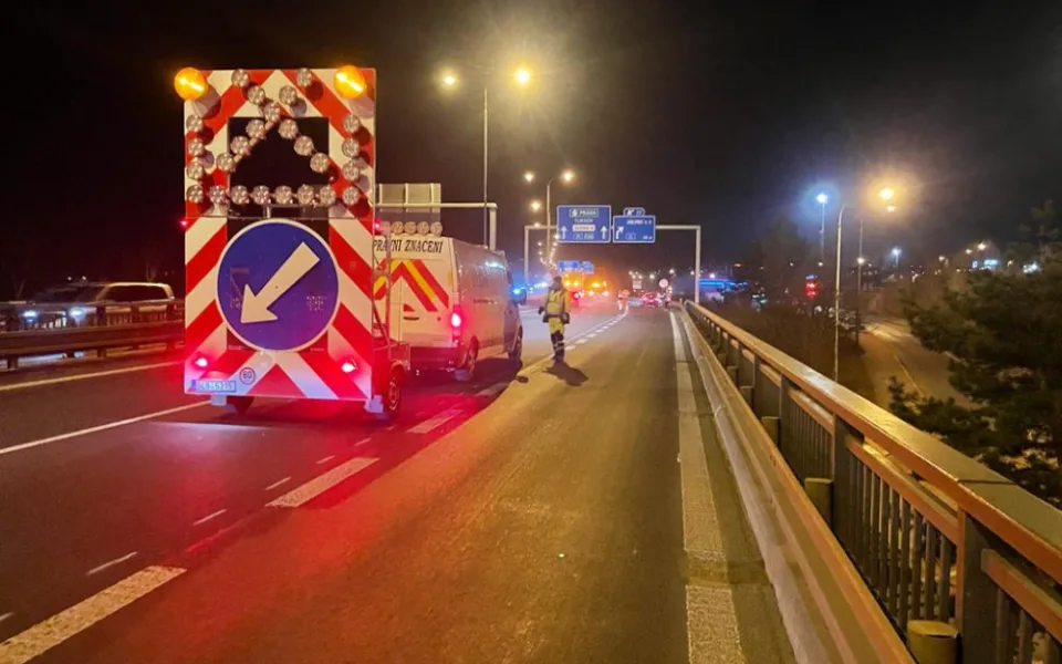 Instalace dopravního značení probíhala v pátek do večerních hodin.