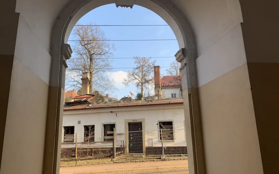 Odkazoval na historii Liberce, teď se hospoda U Severů bourá. Nahradí ji nový dům
