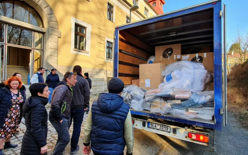 Bývalý internát Zeyerova už se plní výbavou. První uprchlíci by se mohli ubytovat ve čtvrtek