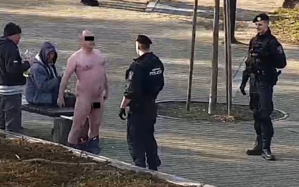 Nahý bezdomovec řádil v Lípě. Jděte do ***, vy ***, řval na strážníky