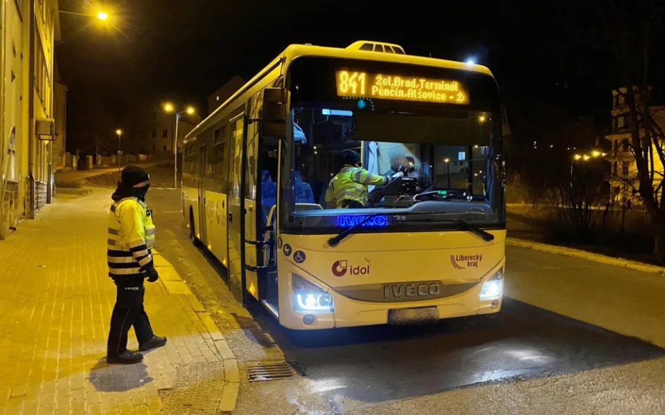 Policisté během ranních hodin kontrolovali řidiče autobusů a tramvají