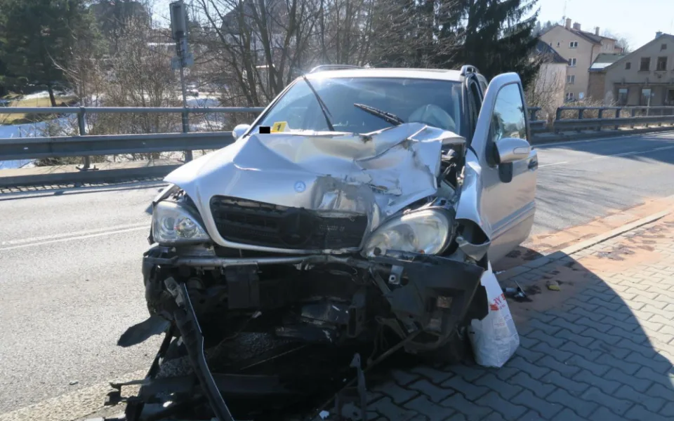 Auto vyjelo ze silnice a narazilo do sloupu elektrického vedení.
