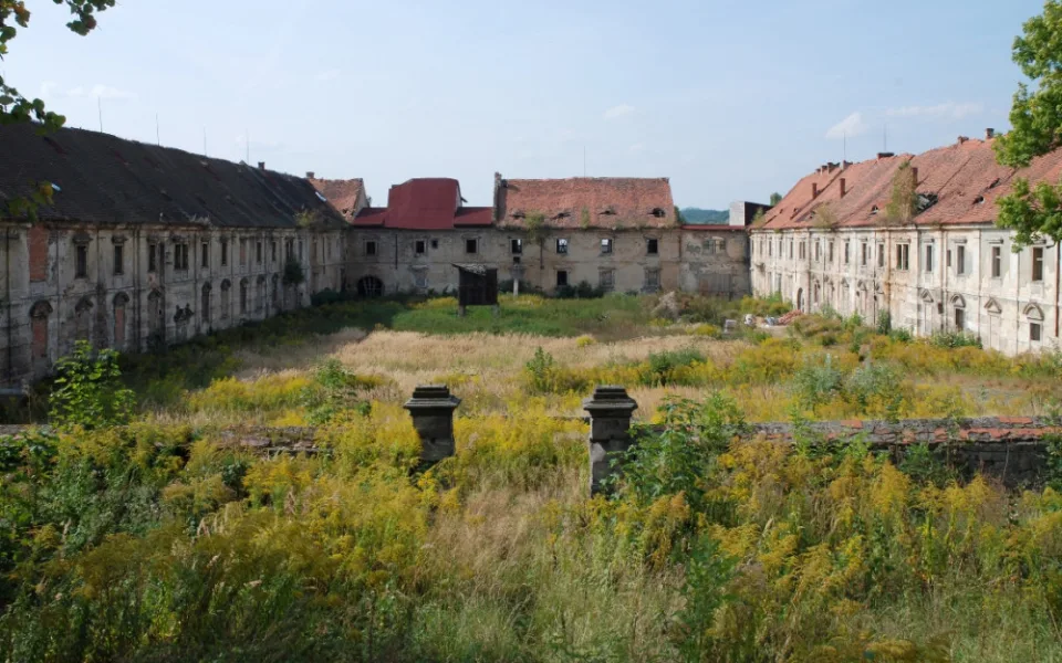 Hospodářský dvůr podle památkářů historickou hodnotou převyšuje přilehlý zámek.