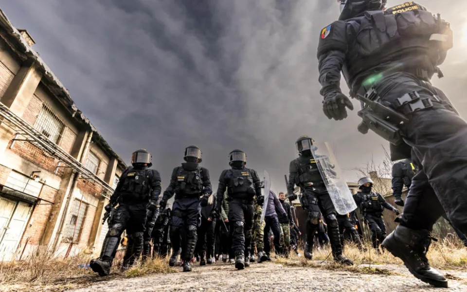 Policisté z liberecké pořádkové jednotky se zúčastnili hromadného cvičení. Nacvičovali třeba rozhánění demonstrantů