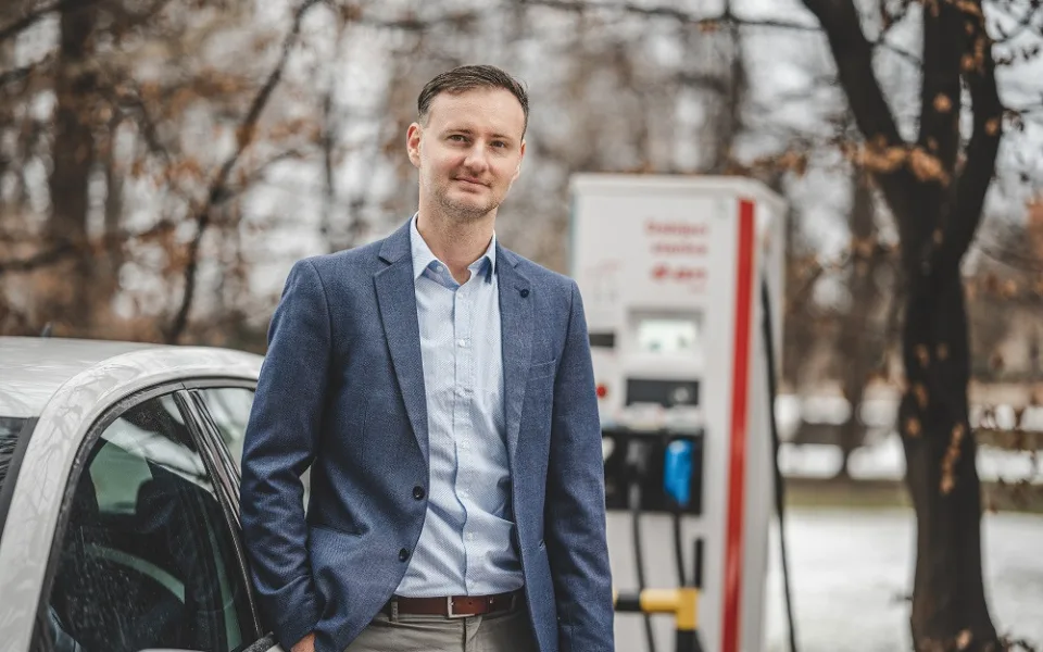 Nové stanice nabízí rychlé dobíjení i kvalitní trávení volného času. Těch menších letos E.ON postaví desítky, říká Martin Klíma