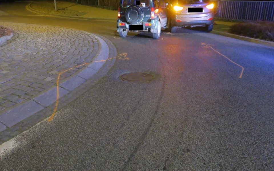 Řidička zastavila na kruhovém objezdu, poté se znovu rozjela a narazila do projíždějícího vozidla.