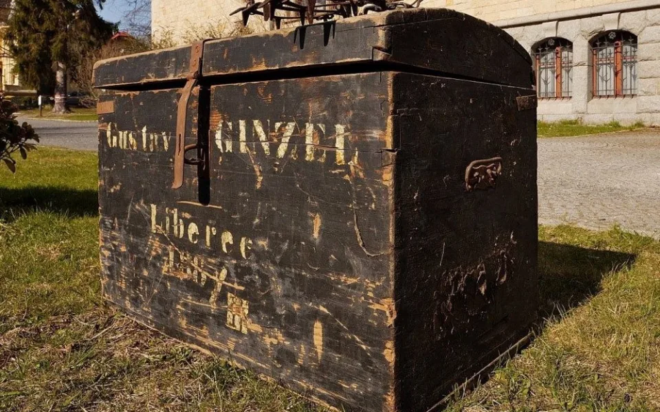 Muzeum získalo pozůstalost po Gustavu Ginzelovi. Sbírce vévodí truhla pro poválečný odsun
