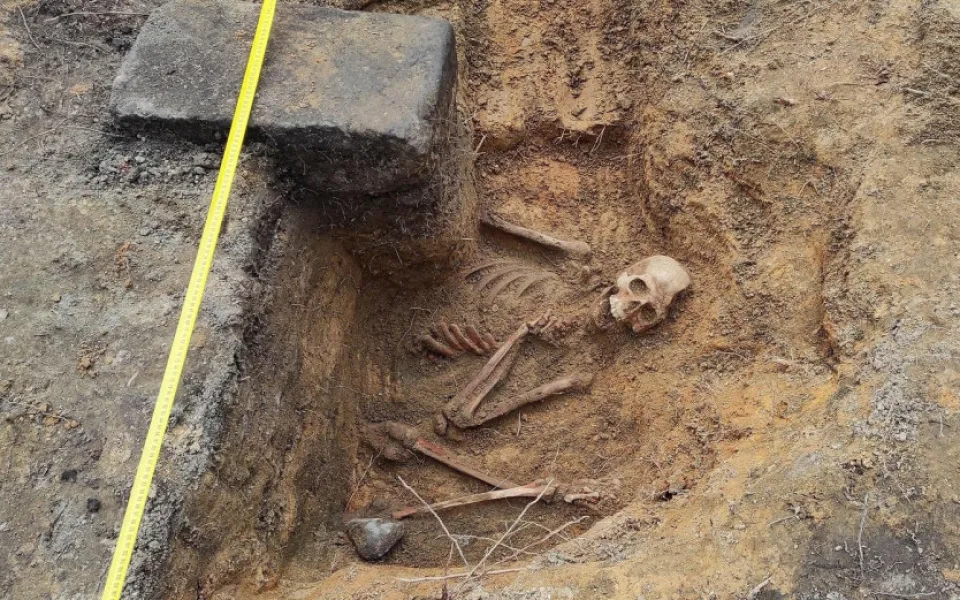 Podle původního nápisu na pomníku by měli být v tomto hrobě pochováni rakouský polní myslivec a husar z pluku Liechtenstein.