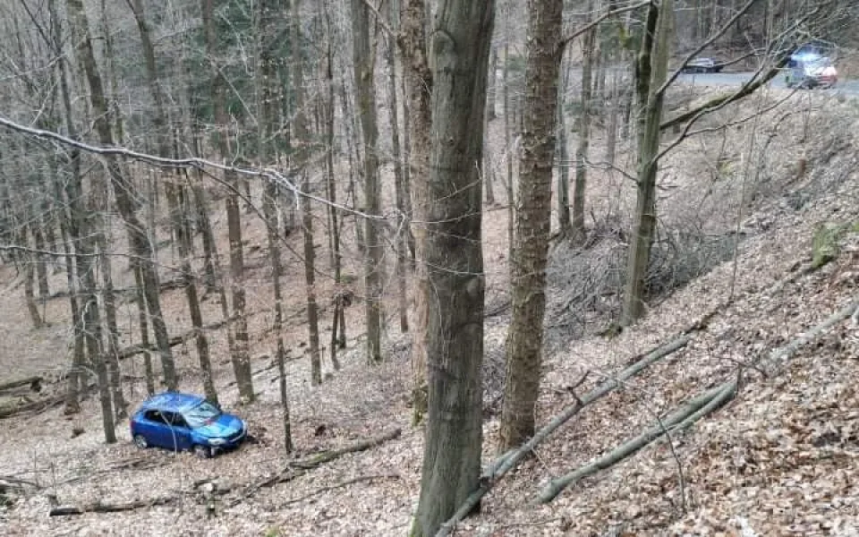 Auto se studenty se v Kateřinkách skutálelo z prudkého svahu. Všichni se zranili