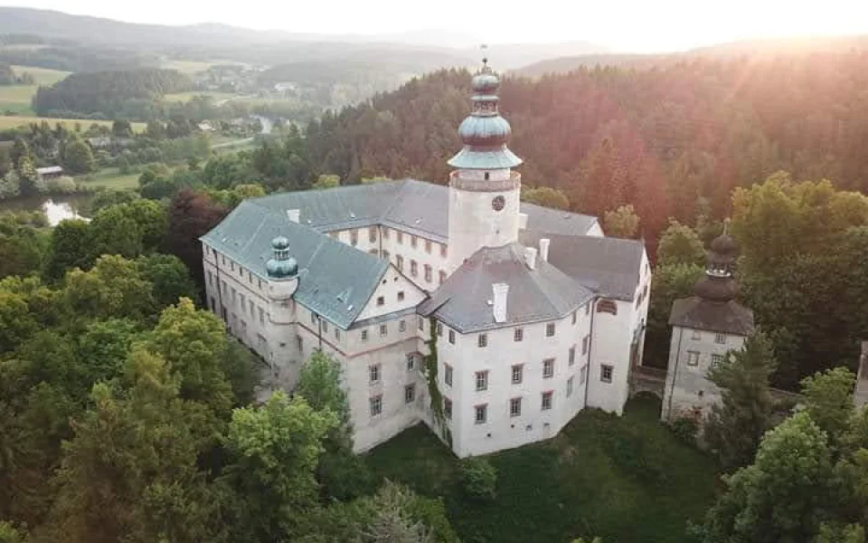 V zámku Lemberk sice bylo jen těsně nad nulou, i tak první návštěvníci přišli