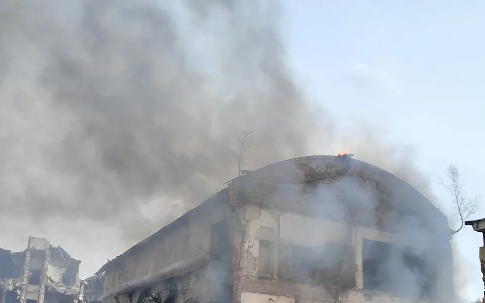 Ve Frýdlantu začala hořet průmyslová hala určená k demolici. Zásah komplikoval vítr