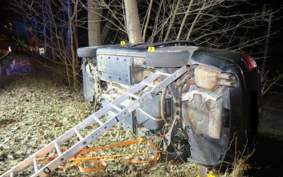 Řidička nezvládla řízení. Po střetu s protijedoucím autem narazila do stromu