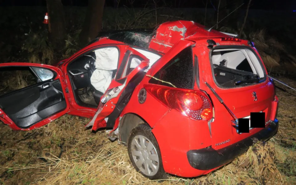 Nezvládla předjíždění na plné čáře. Auto dostalo smyk a narazilo do stromu