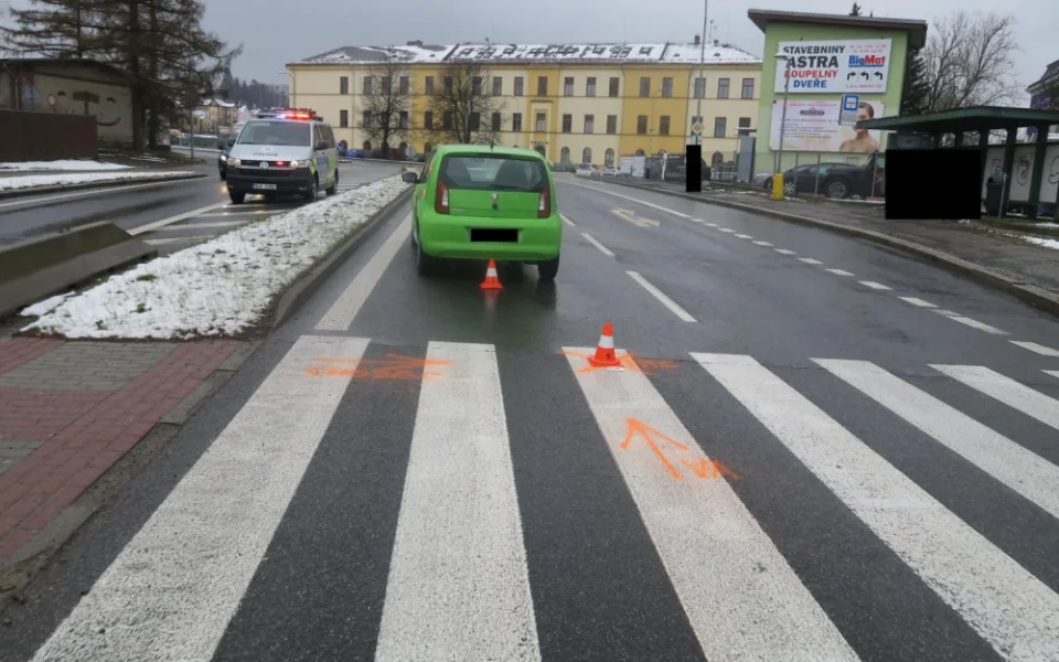 Pivo po obědě se nevyplatilo řidiči na Jablonecku, srazil chodkyni. Další řidič zranil mladou dívku