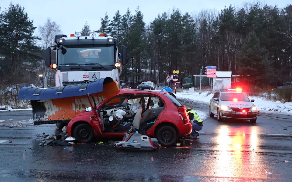Policie v souvislosti s tragickou nehodou v Sosnové obvinila řidiče sypače