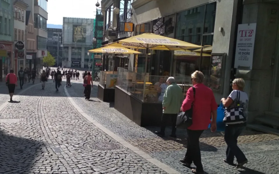 Liberec nebude vybírat poplatky za předzahrádky restaurací. Otevřete záchodky veřejnosti, chce na oplátku