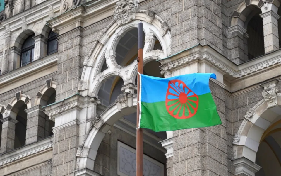 Před radnicí vlaje romská vlajka. Osmý duben je dnem Romů