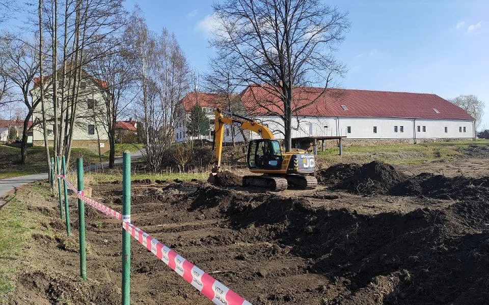 Prostor pod muzeem v Chrastavě už neslouží zahrádkářům. Nahradí louku za hasičárnou