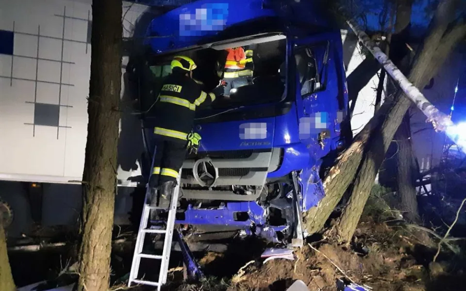 Nehoda kamionu uzavřela silnici u Bezdězu. Řidiče museli oživovat