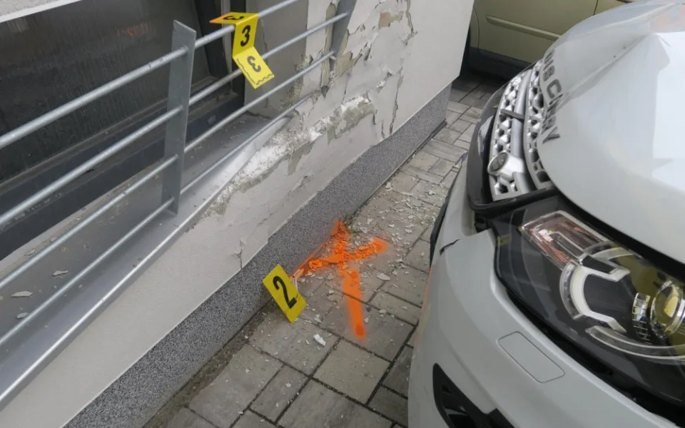 Řidička na Jablonecku si spletla pedály. Při parkování narazila do domu