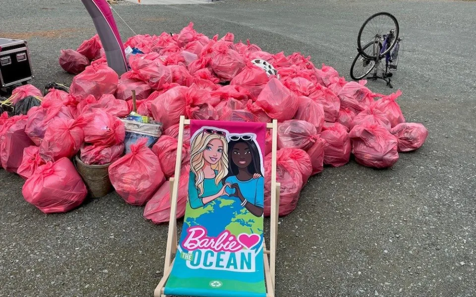 Barbie uklízí Liberec. Okolí přehrady se v neděli zbarví do růžova