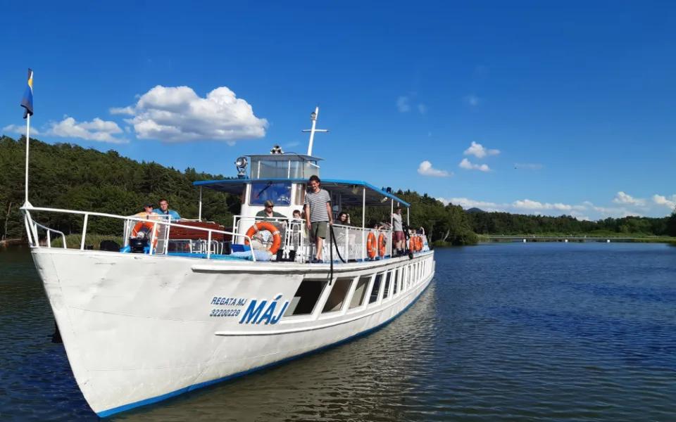 Na Máchově jezeře v pátek vypluje Máj. Velikonočními plavbami započne sezona výletních lodí