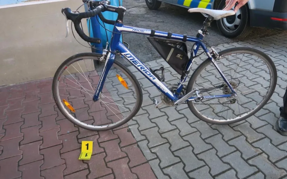 Řidič auta nedal přednost a srazil cyklistu. Ten skončil v nemocnici
