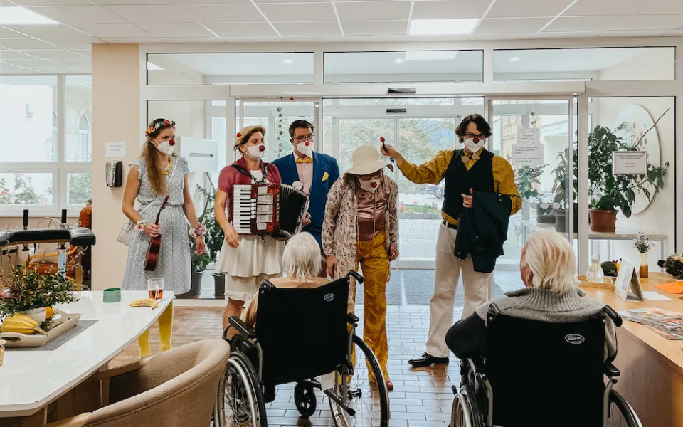 Zdravotní klauni nově rozdávají radost seniorům v Jabloneckých Pasekách.  Dříve narozené budou navštěvovat ob týden