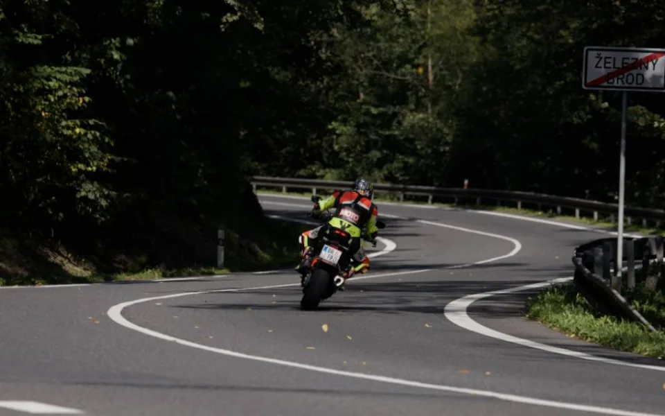 Nehod motorkářů dlouhodobě ubývá. Nejvíce bourají čtyřicátníci