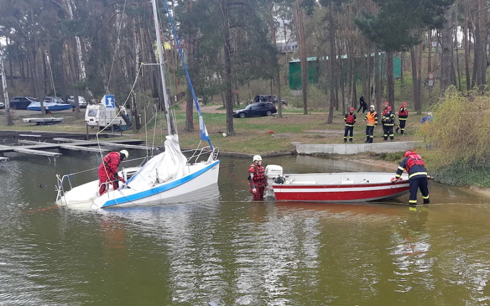 Loď se čtyřmi lidmi se na Mácháči začala potápět. Posádku na vypůjčeném člunu zachránili zdravotníci