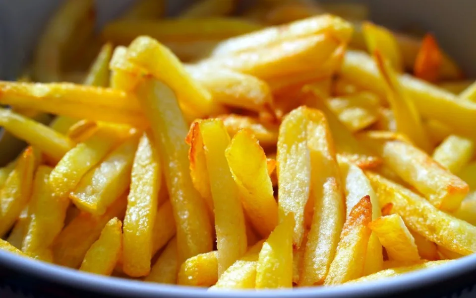 Inspekce si posvítila na fritování. Škodlivý olej našla v každém šestém podniku
