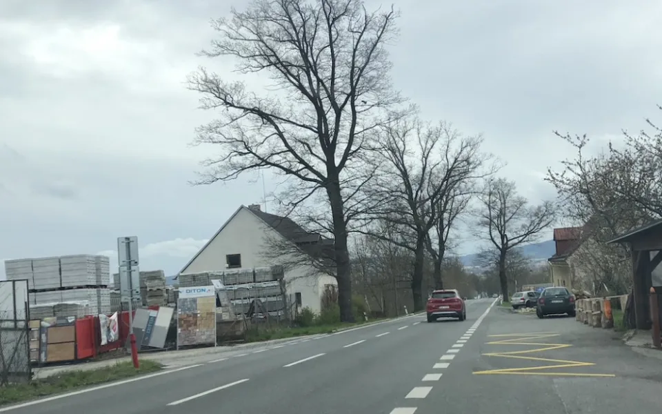 Lokalitu u Medvěda hlídá radar, níže u bývalé pošty bude chodník.