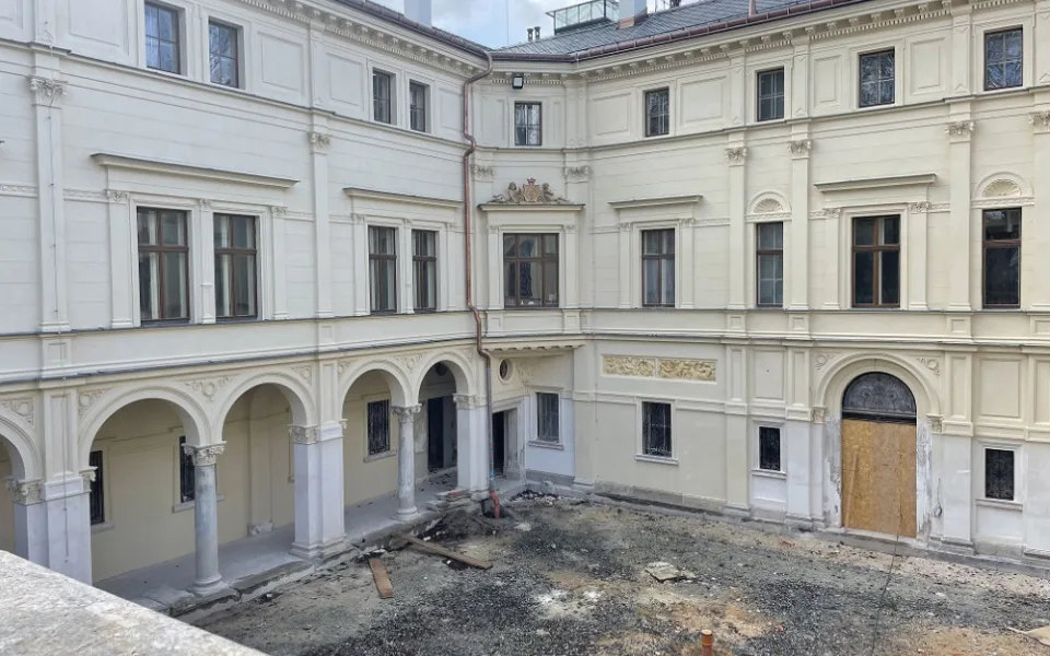 Rekonstrukce Liebiegova paláce pokračuje. Z oranžérie bude kavárna, z koupelny učebna