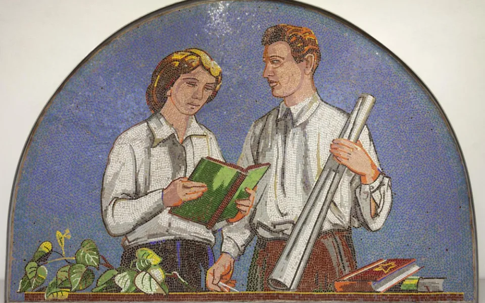 Ceněnou mozaiku z budovy v Třebízského ulici zachránili restaurátoři. Zpět se nevrátí