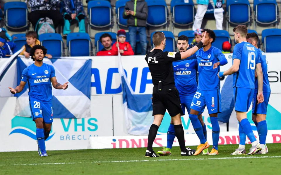 Rozhodčí právě odpískal penaltu za ruku Michala.