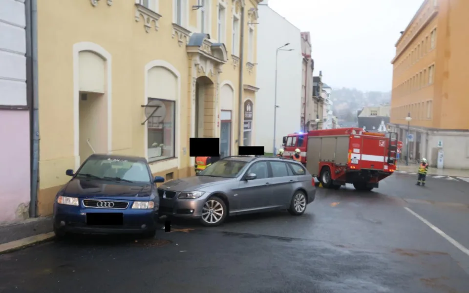 Mladý řidič na mokru nezvládl řízení, narazil do zaparkovaného auta