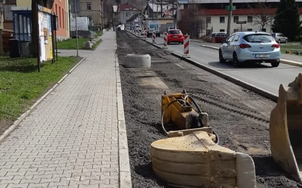 Komplikace ve směru na Harrachov. Hned na třech úsecích zdrží řidiče semafory