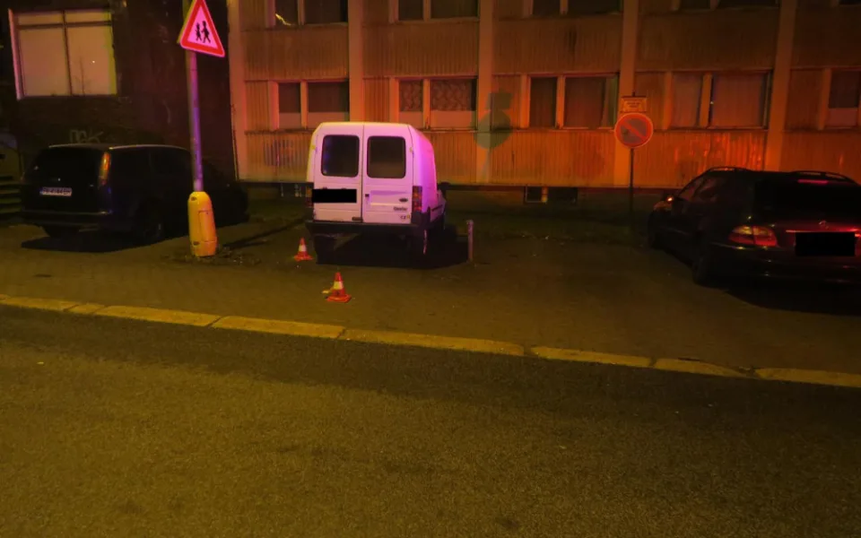 Opilou ženu mělo před ubytovnou srazit auto. Policie hledá svědky