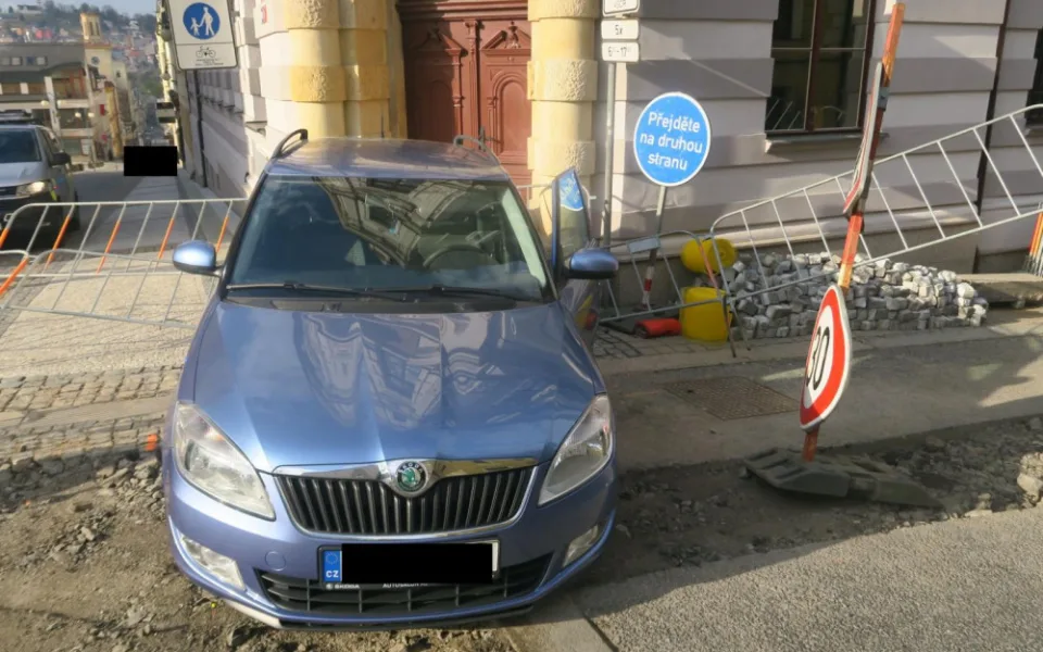 Zaparkované auto v Jablonci se samo rozjelo z kopce. Narazilo do budovy soudu