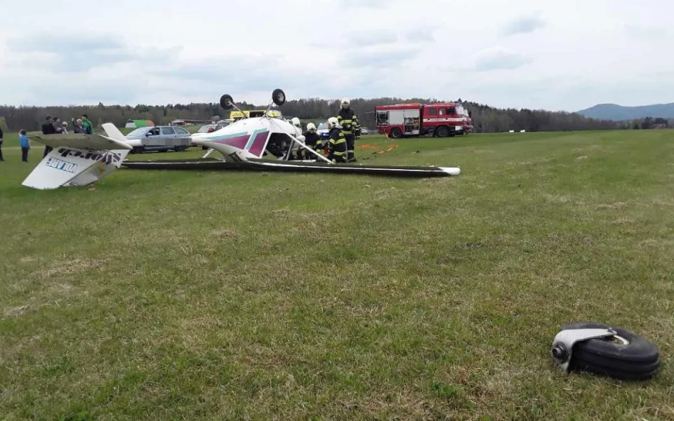 Na českolipském letišti Lada se zřítil ultralight. Pilot skončil v nemocnici