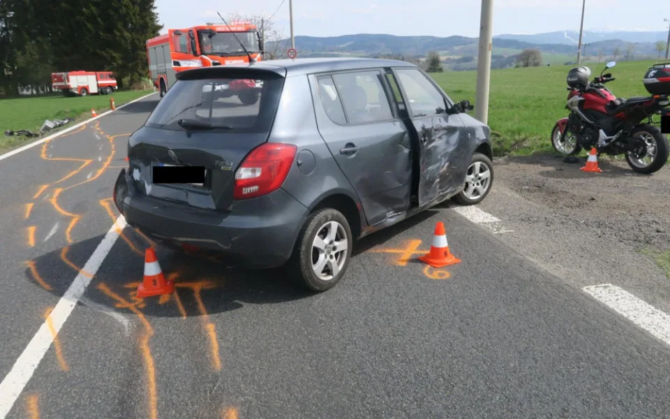 Pěkné počasí vylákalo motorkáře. V Loužnici se motorka srazila s autem, do něj vzápětí narazila další