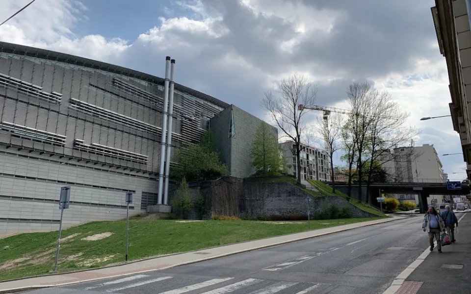 Jabloň ve skleněném tubusu. Pod knihovnou má vyrůst památník policistům, kteří zemřeli ve službě