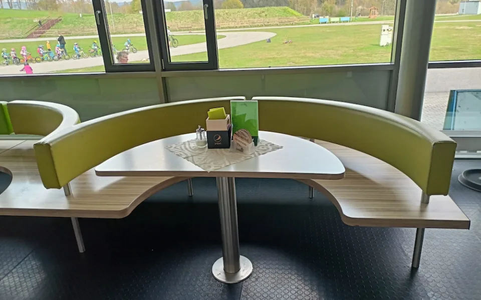 McDonald´s věnoval nábytek bistru ve sportovním areálu ve Vesci