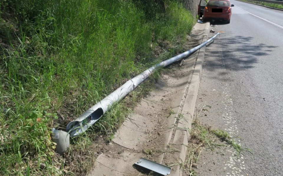 Řidič usnul za volantem, s autem vyjel mimo silnici a havaroval