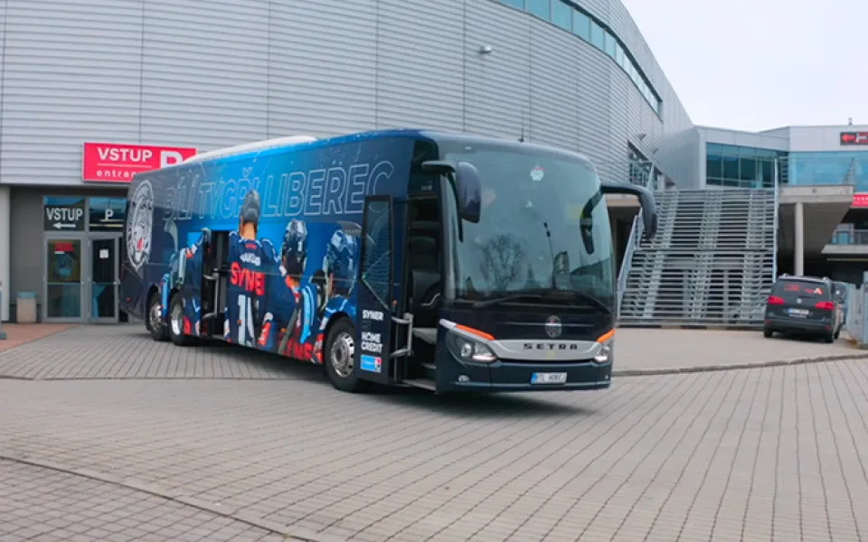Autobus Bílých Tygrů sklízí chválu. Kdo stojí za vizuálem?