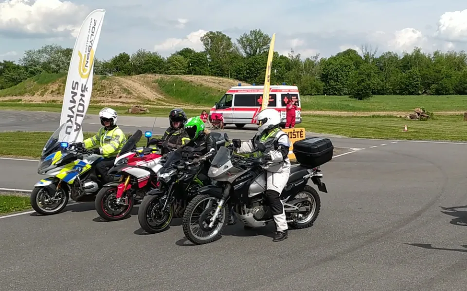 S policisty na kurz bezpečné jízdy