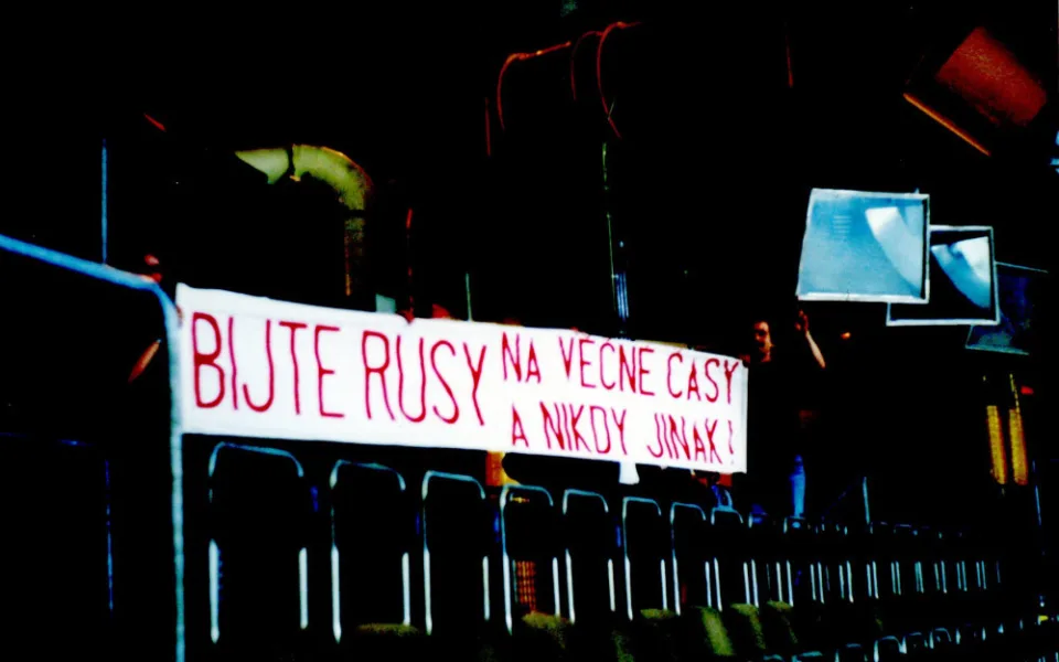 Pamatujete na legendární protiruský transparent z hokejového mistrovství světa v roce 1983?